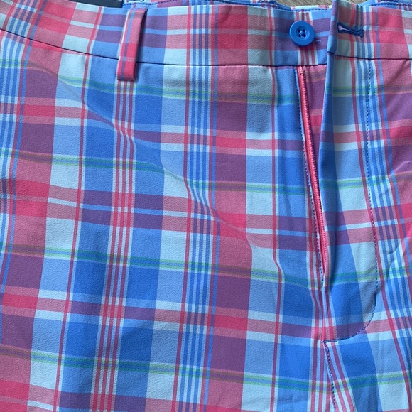 Vineyard Vines 8” breaker short - Picture 2 of 3